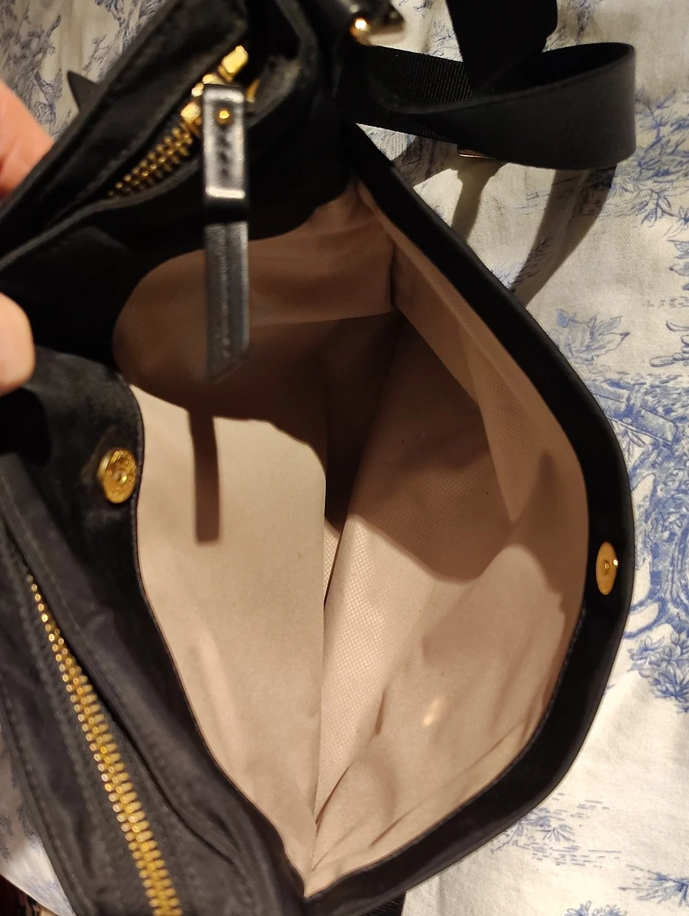 Tumi Vinyl Black Crossbody Bag - Casual Everyday Shoulder Bag With Gold Hardware